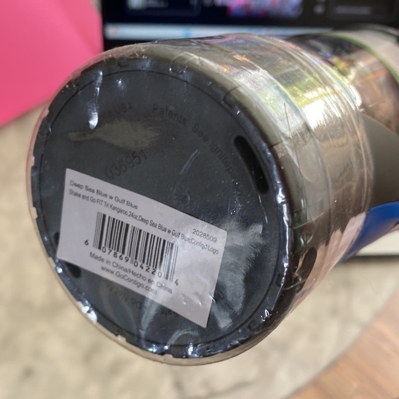 Contigo, 24 ounce shaker bottle with Jim storage, still sealed, NWT - Picture 8 of 8